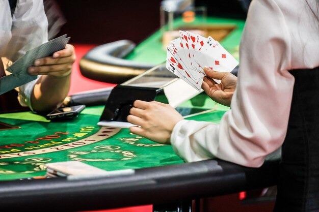 Blackjack dealing interface on mpoyes Ikan Hoki showing card values and hit/stand options
