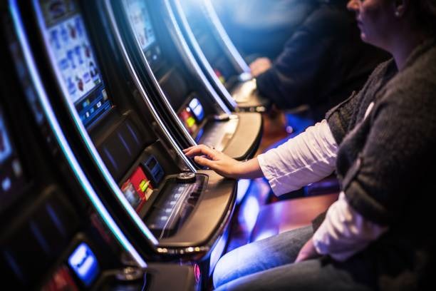 Ikan Jackpot live dealer studio on mpoyes showing card table with professional HD broadcast setup