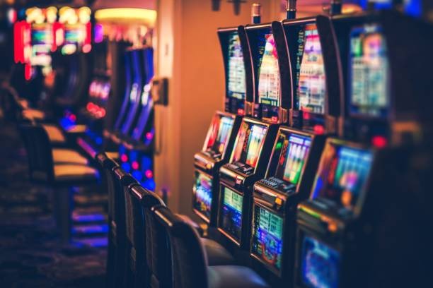 mpoyes live casino dealer at a professional HD-streamed roulette table