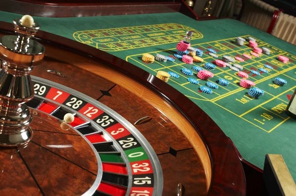 mpoyes Multi-Bet interface showing four live-dealer games side by side with synchronized betting controls